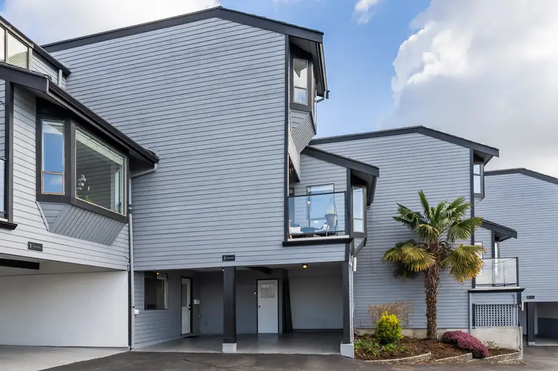 2 14985 VICTORIA AVENUE - photo 2 of 25