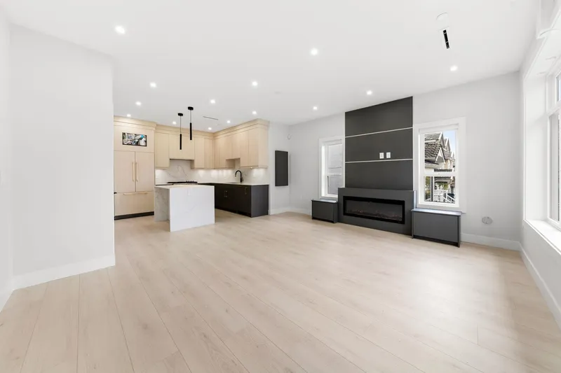 1 3274 E 44TH AVENUE - photo 2 of 25