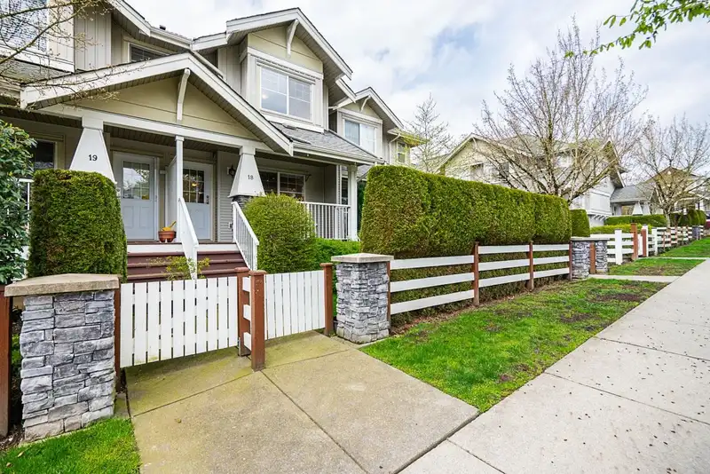 18 6568 193B STREET - photo 2 of 39