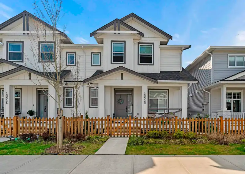 20520 76A AVENUE - photo 1 of 39