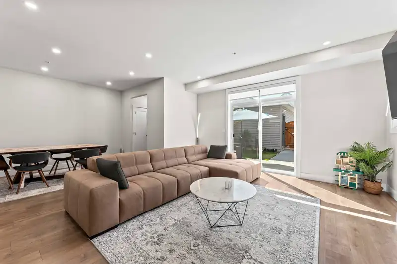 20520 76A AVENUE - photo 2 of 39