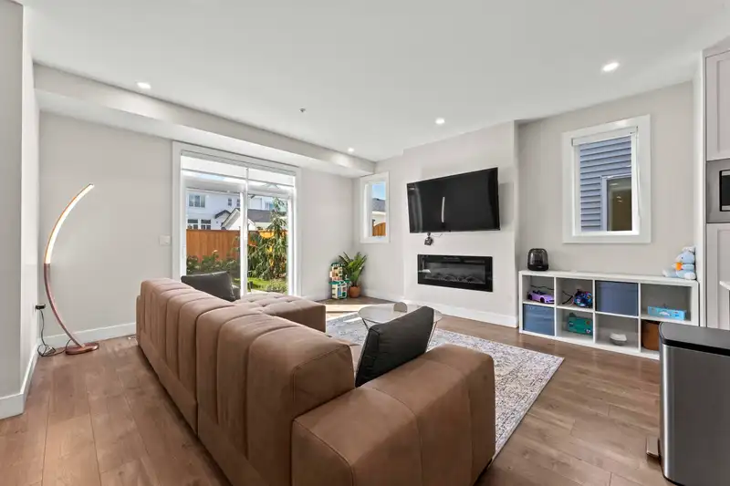 20520 76A AVENUE - photo 4 of 39