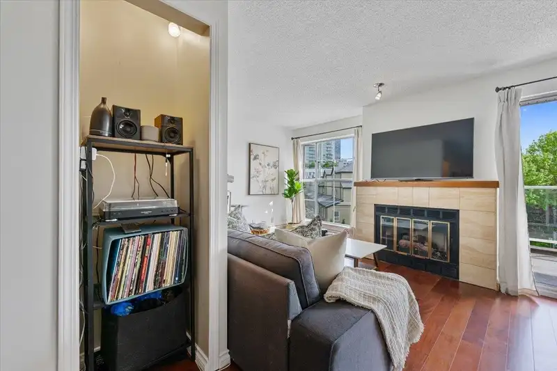 313 12 K DE K COURT - photo 2 of 21