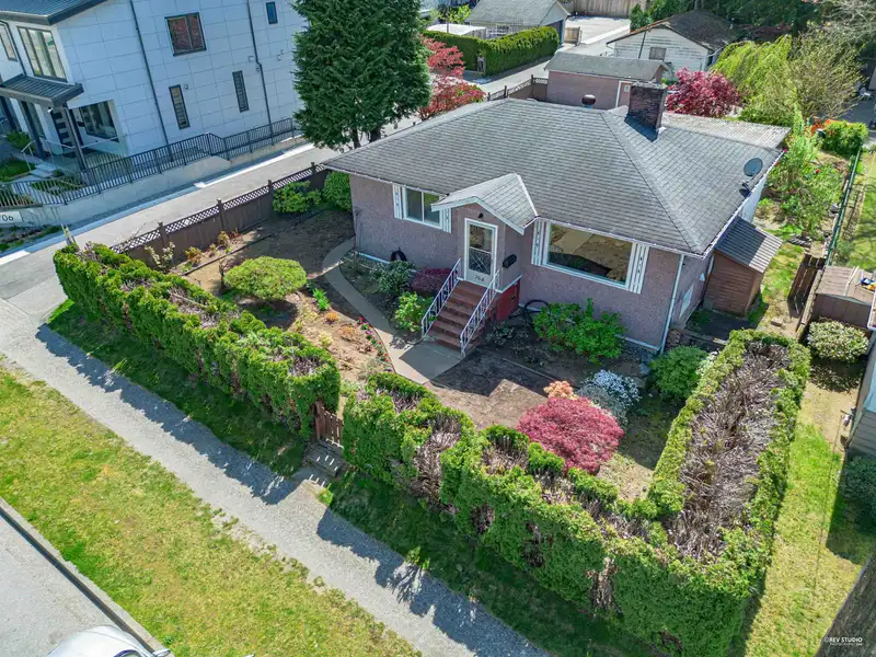 704 SMITH AVENUE - photo 1 of 9