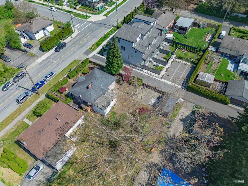 704 SMITH AVENUE - photo 3 of 9