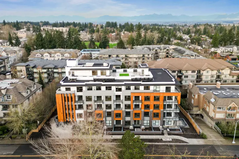 201 15353 17 AVENUE - photo 2 of 25