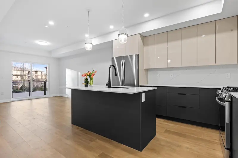 201 15353 17 AVENUE - photo 3 of 25