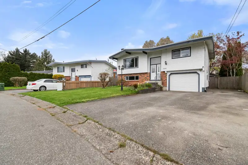 7205 GORDON DRIVE - photo 2 of 32