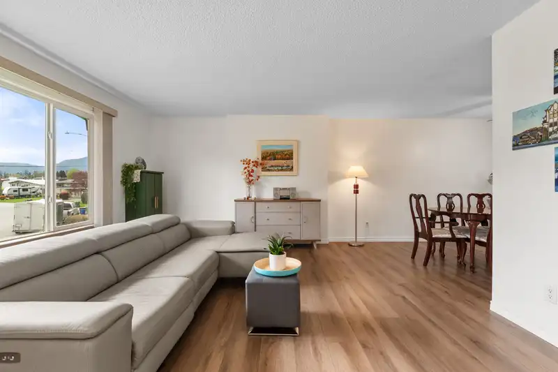 7205 GORDON DRIVE - photo 3 of 32