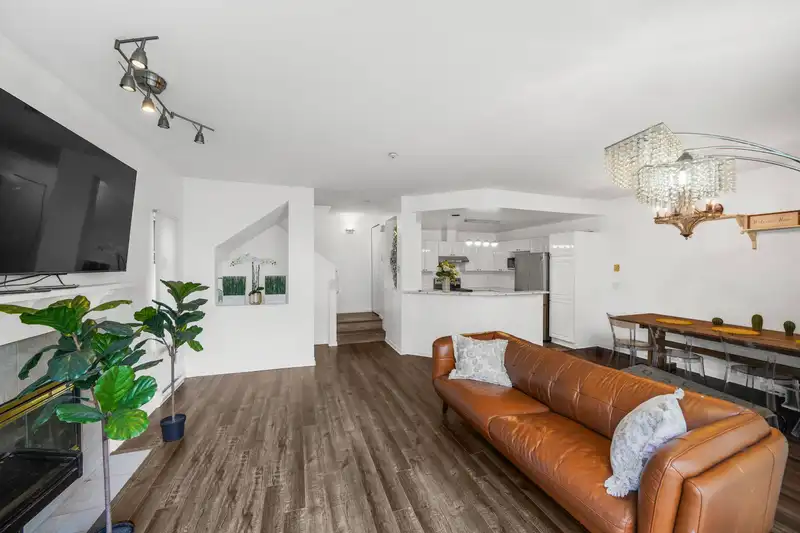 63 2422 HAWTHORNE AVENUE - photo 1 of 23