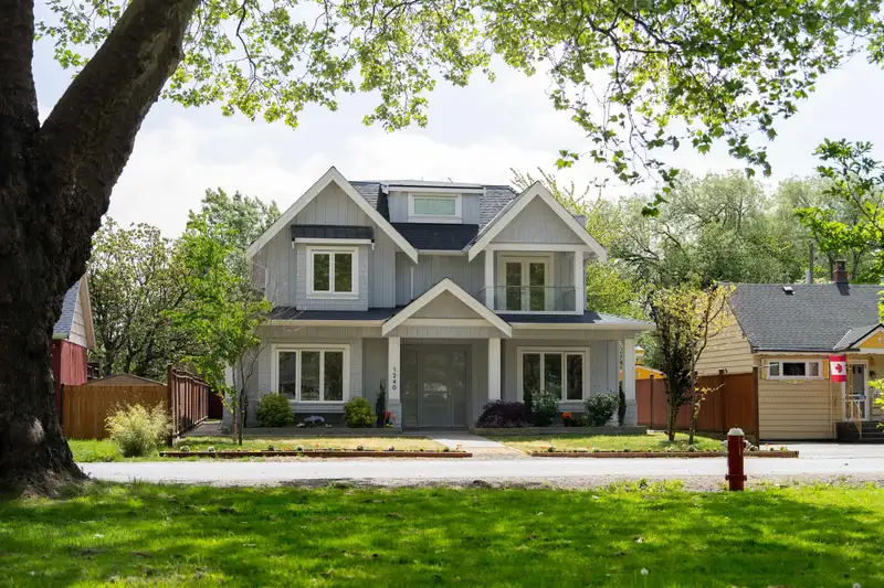 1240 LANCASTER CRESCENT - photo 1 of 40