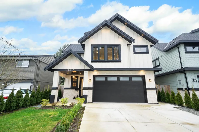 4527 46A STREET - photo 3 of 25