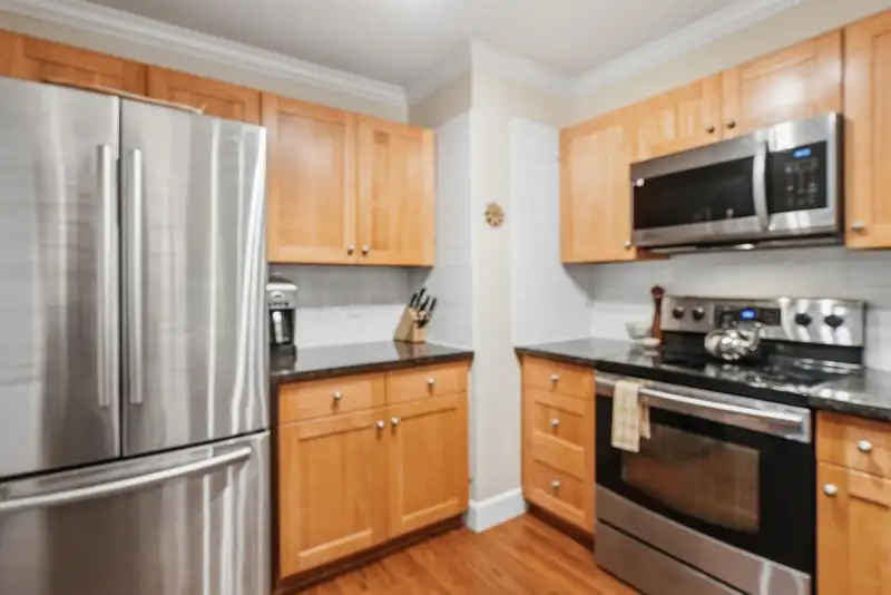109 15270 17 AVENUE - photo 1 of 33