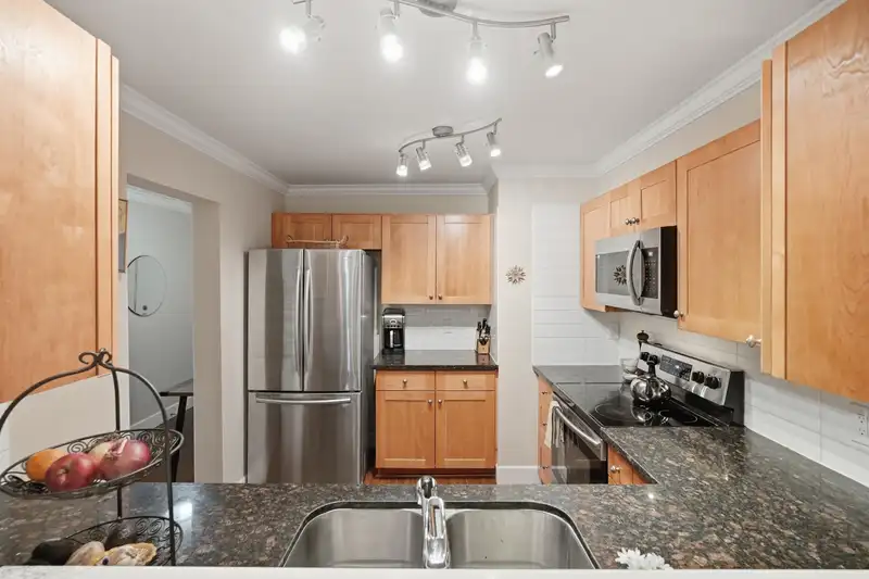 109 15270 17 AVENUE - photo 3 of 33