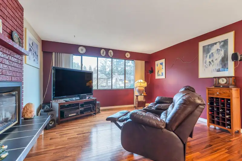 7811 114A STREET - photo 4 of 39