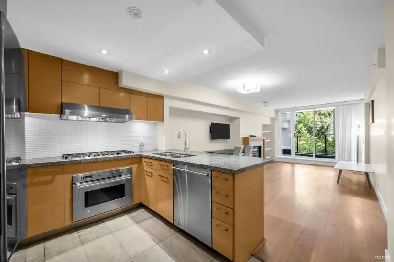 403 5958 IONA DRIVE - photo 1 of 28
