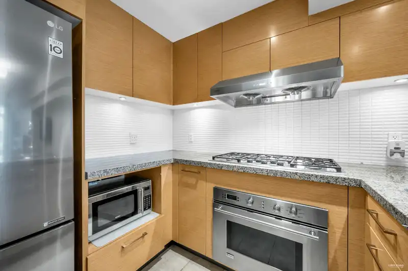 403 5958 IONA DRIVE - photo 3 of 28