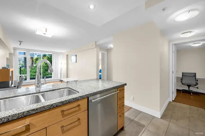 403 5958 IONA DRIVE - photo 4 of 28