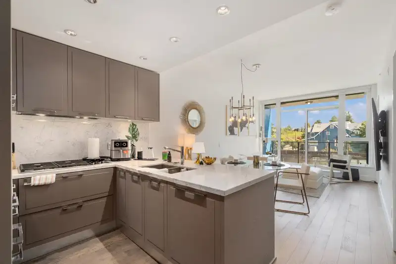 305 2118 W 15TH AVENUE - photo 1 of 24