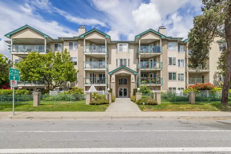 104 20433 53 AVENUE - photo 1 of 33