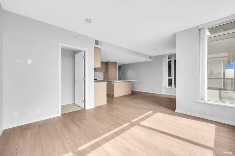 401 6700 DUNBLANE AVENUE - photo 4 of 27