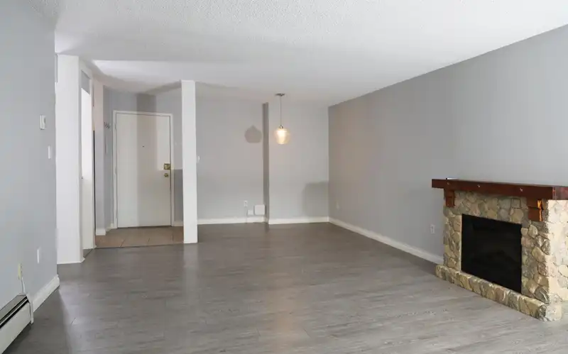4 1850 E SOUTHMERE CRESCENT - photo 4 of 17