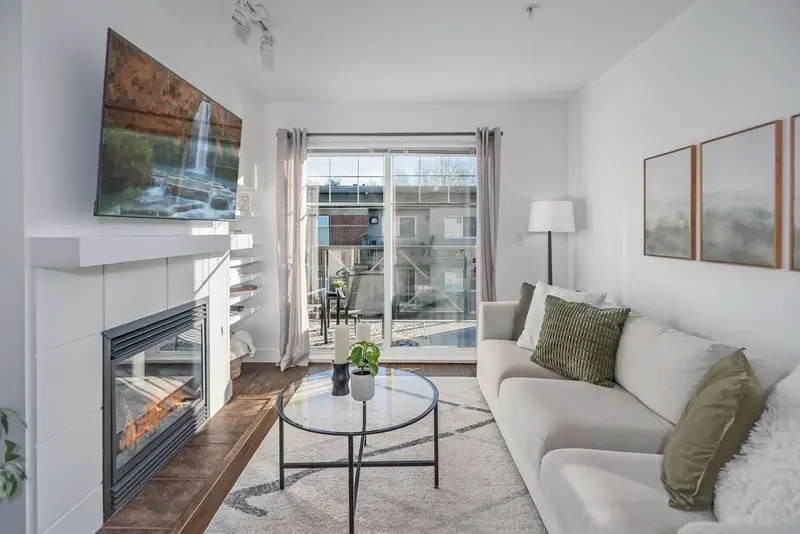 407 3240 ST JOHNS STREET - photo 4 of 25