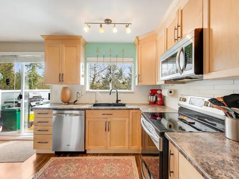 68 9000 ASH GROVE CRESCENT - photo 2 of 31