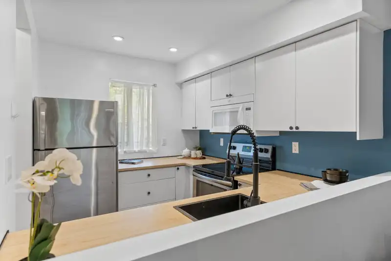 17 2978 WALTON AVENUE - photo 1 of 25