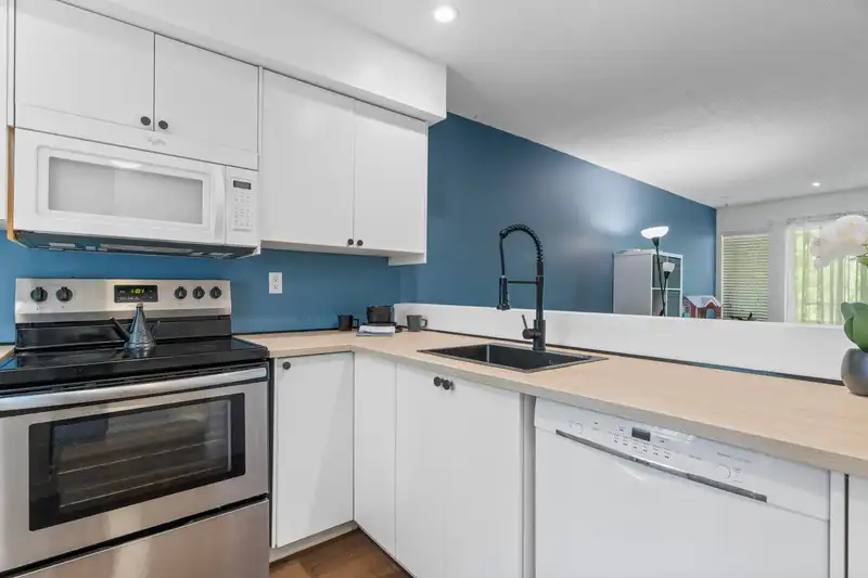 17 2978 WALTON AVENUE - photo 3 of 25
