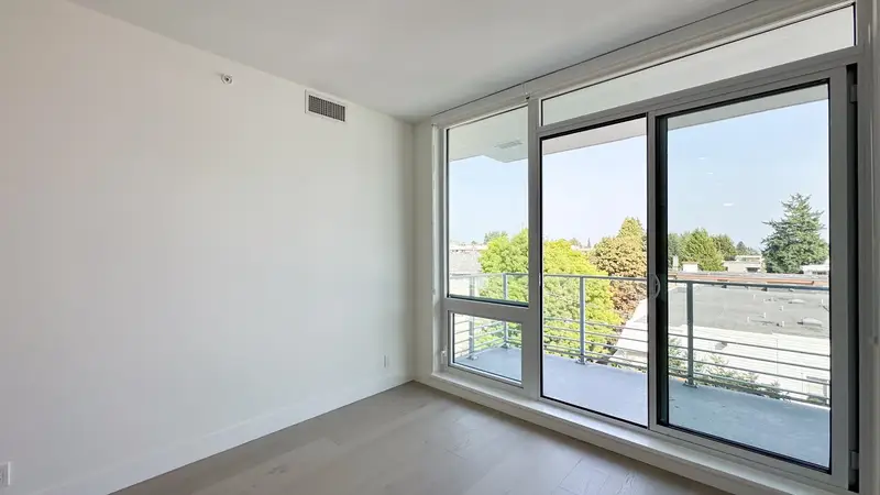 408 1342 JOHNSTON ROAD - photo 4 of 25