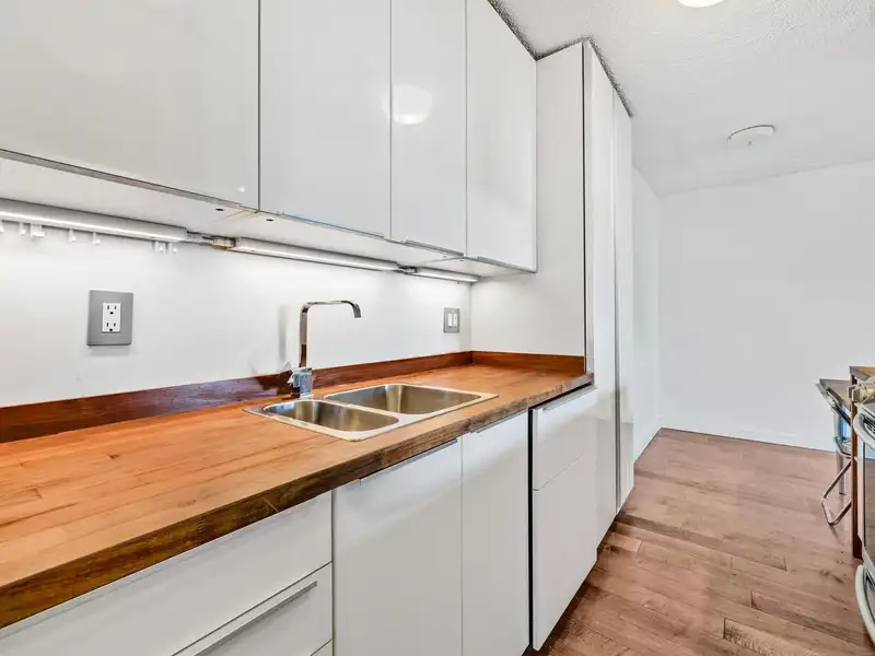 103 1026 QUEENS AVENUE - photo 2 of 22