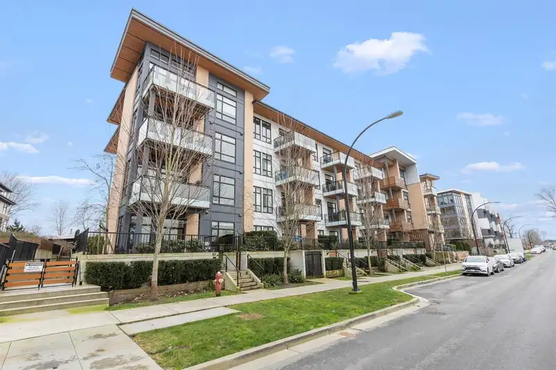 205 300 SALTER STREET - photo 1 of 37