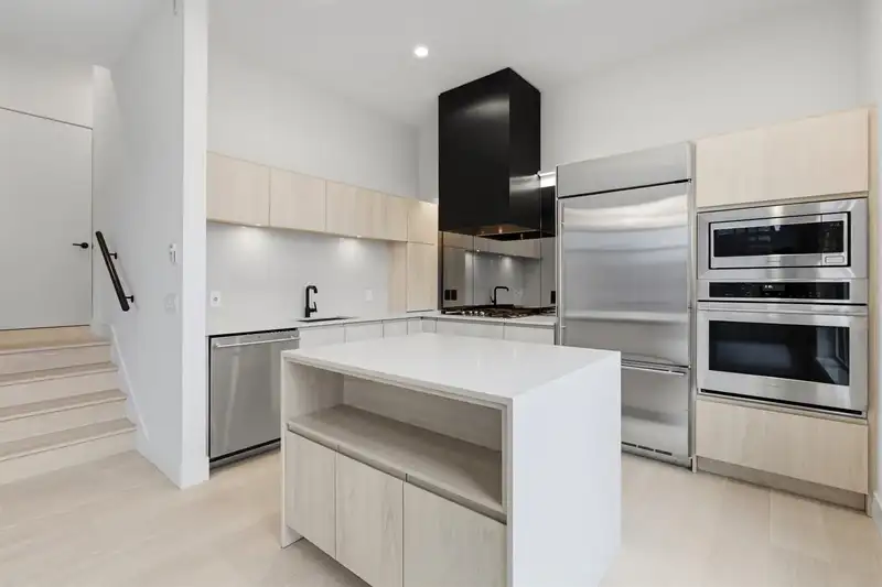 205 300 SALTER STREET - photo 3 of 37