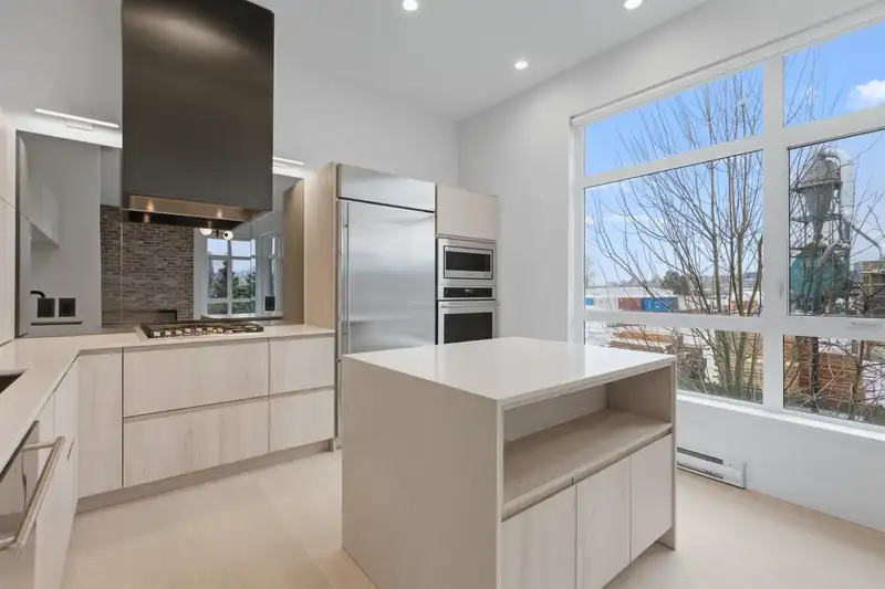 205 300 SALTER STREET - photo 4 of 37