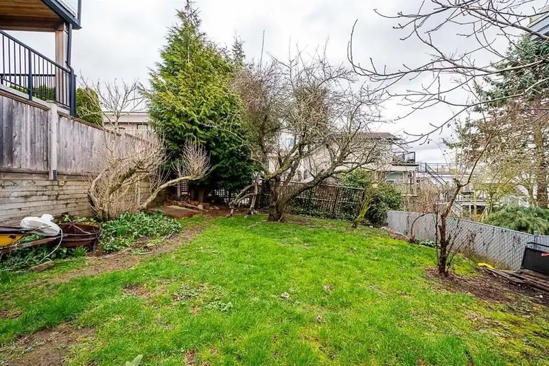 972 KENT STREET - photo 4 of 16