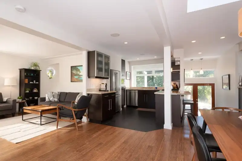 1061 HARRIS AVENUE - photo 3 of 40