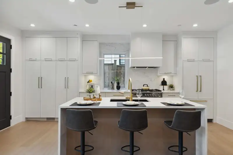 1 2244 E 11TH AVENUE - photo 3 of 34