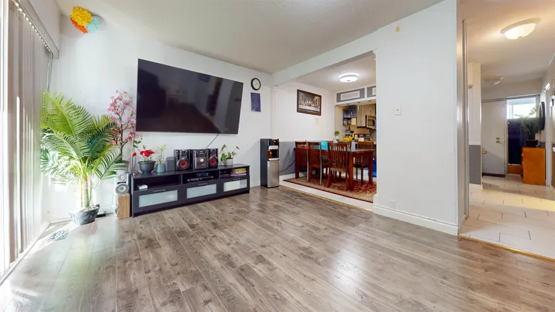 28 13785 102 AVENUE - photo 1 of 25