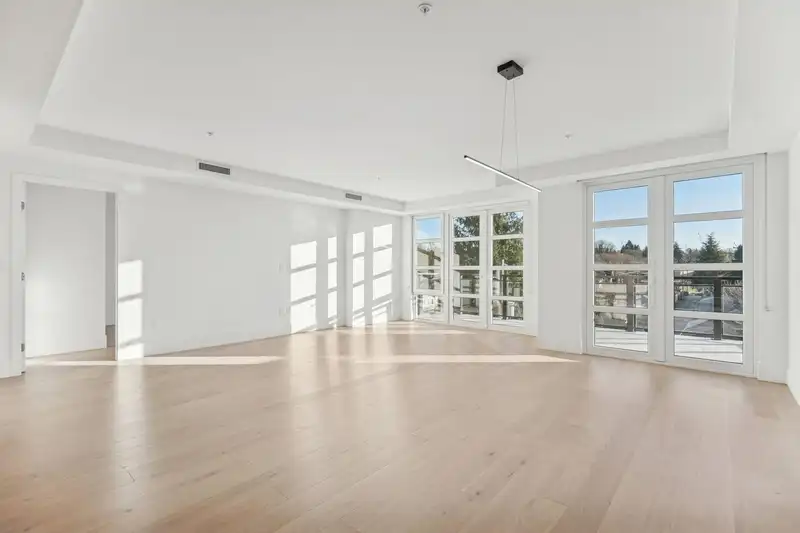 402 6168 EAST BOULEVARD - photo 1 of 35