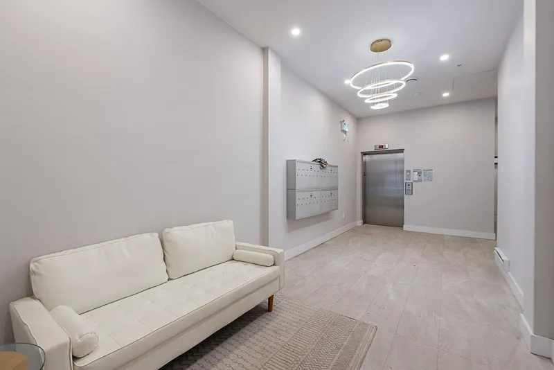 406 3050 KINGSWAY - photo 4 of 25