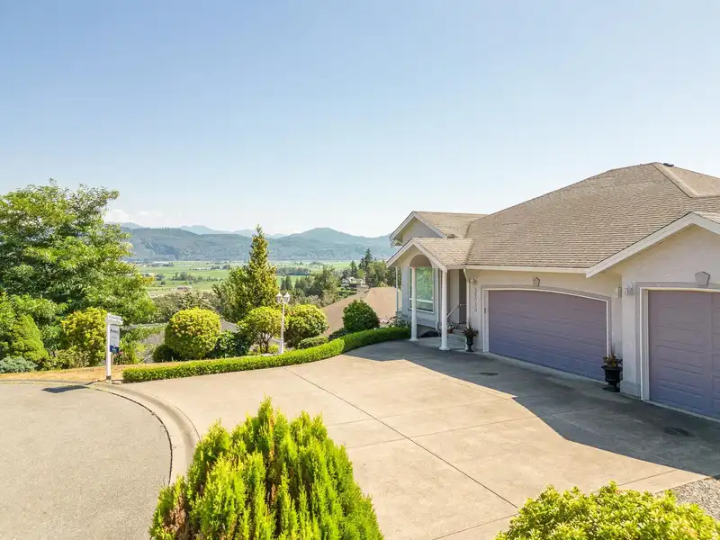 36020 SPYGLASS COURT - photo 1 of 40