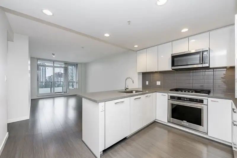 2207 3093 WINDSOR GATE - photo 1 of 39