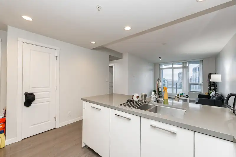 2207 3093 WINDSOR GATE - photo 3 of 39