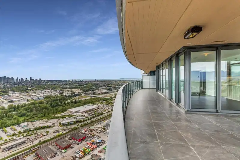 5206 4880 LOUGHEED HIGHWAY - photo 2 of 32