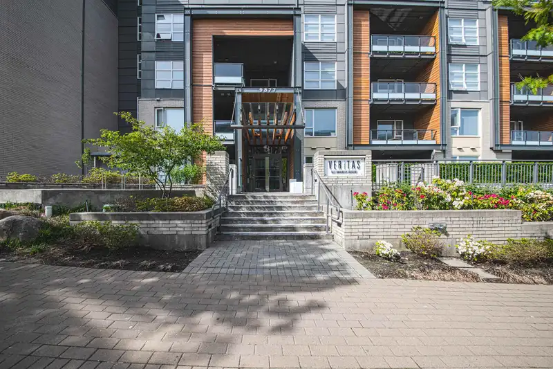 313 9877 UNIVERSITY CRESCENT - photo 3 of 17