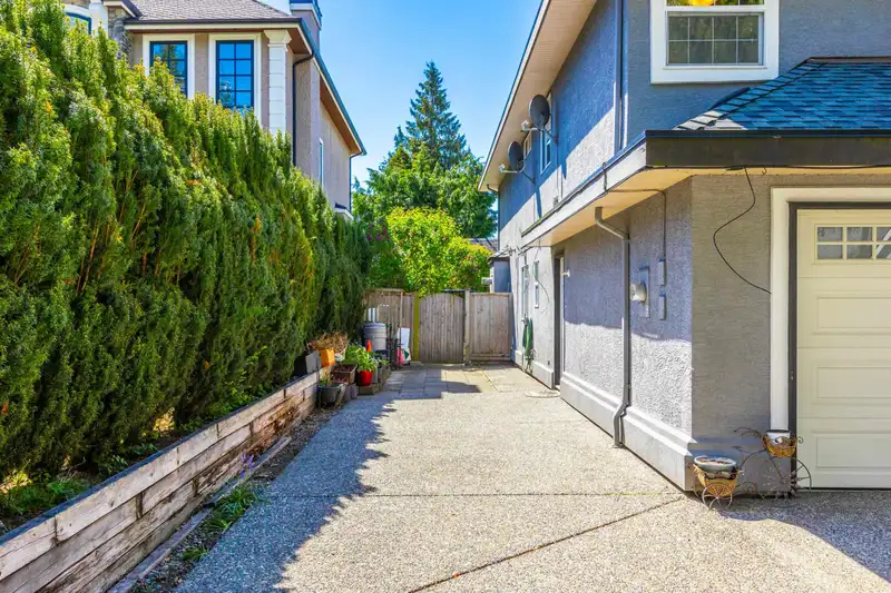 12606 20 AVENUE - photo 2 of 40
