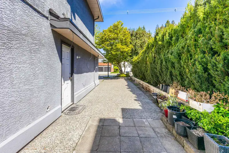12606 20 AVENUE - photo 3 of 40