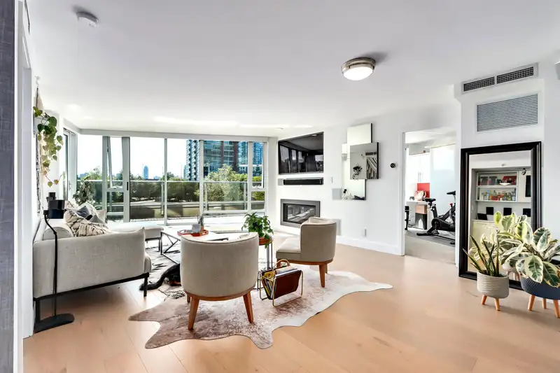 303 8 SMITHE MEWS - photo 2 of 30