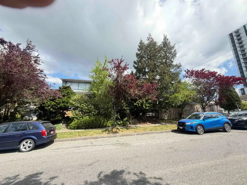 495 W 39TH AVENUE - photo 1 of 5